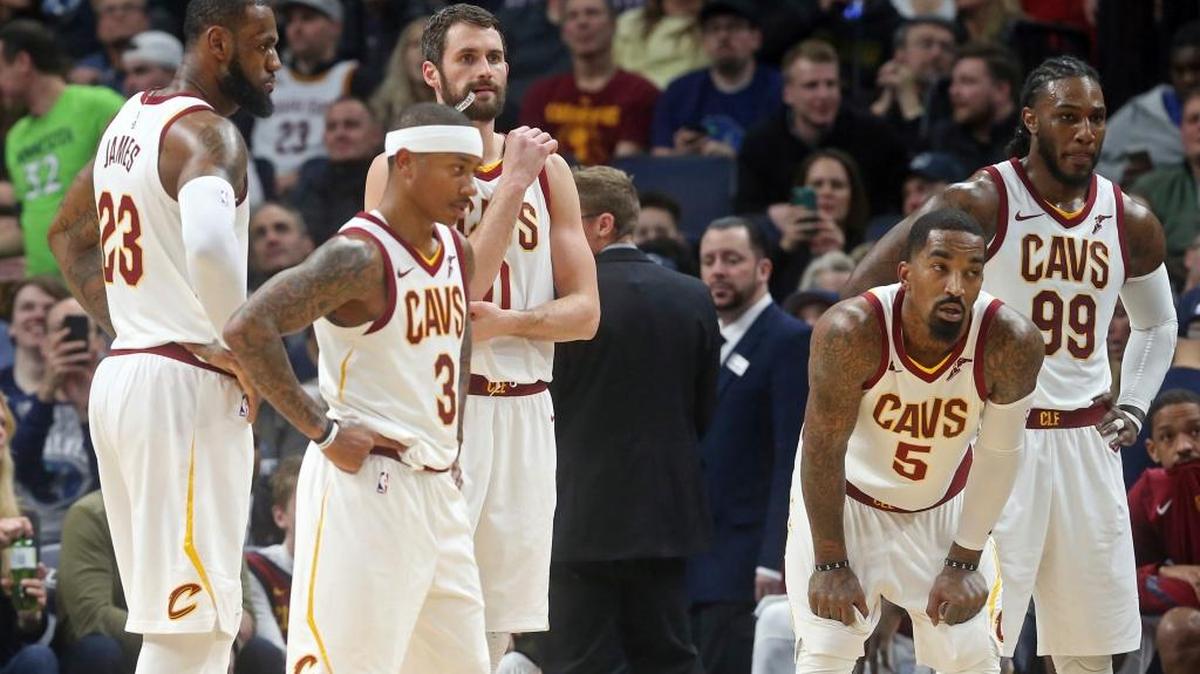 El quinteto titular de los Cavaliers LeBron James, Isaiah Thomas, Kevin Love, JR Smith y Jae Crowder (de izq. a der.) descansa en la derrota contra los Timberwolves, el 8 de enero en Minneapolis. El jueves esos mismos rostros de derrota se vieron en Toronto
