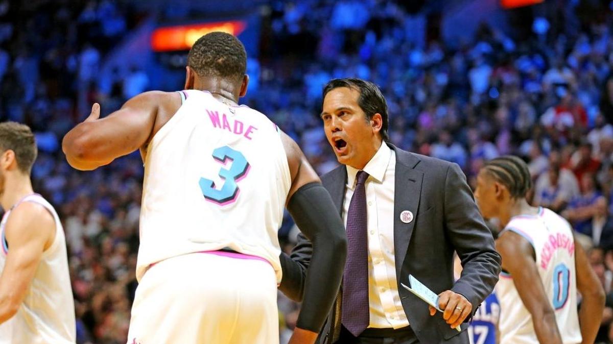 El coach del Heat Erik Spoelstra habla con Dwyane Wade antes de la jugada final ante los Sixers, el martes 27 de febrero de 2018 en el American Airlines Arena de Miami.