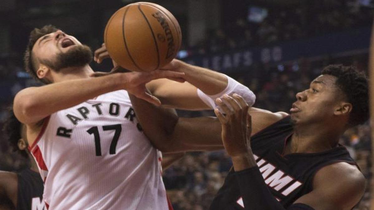 Jonas Valanciunas (17), de los Raptors, sufre una falta de Hassan Whiteside, del Heat, la noche del viernes 4 de noviembre del 2016, en Toronto.