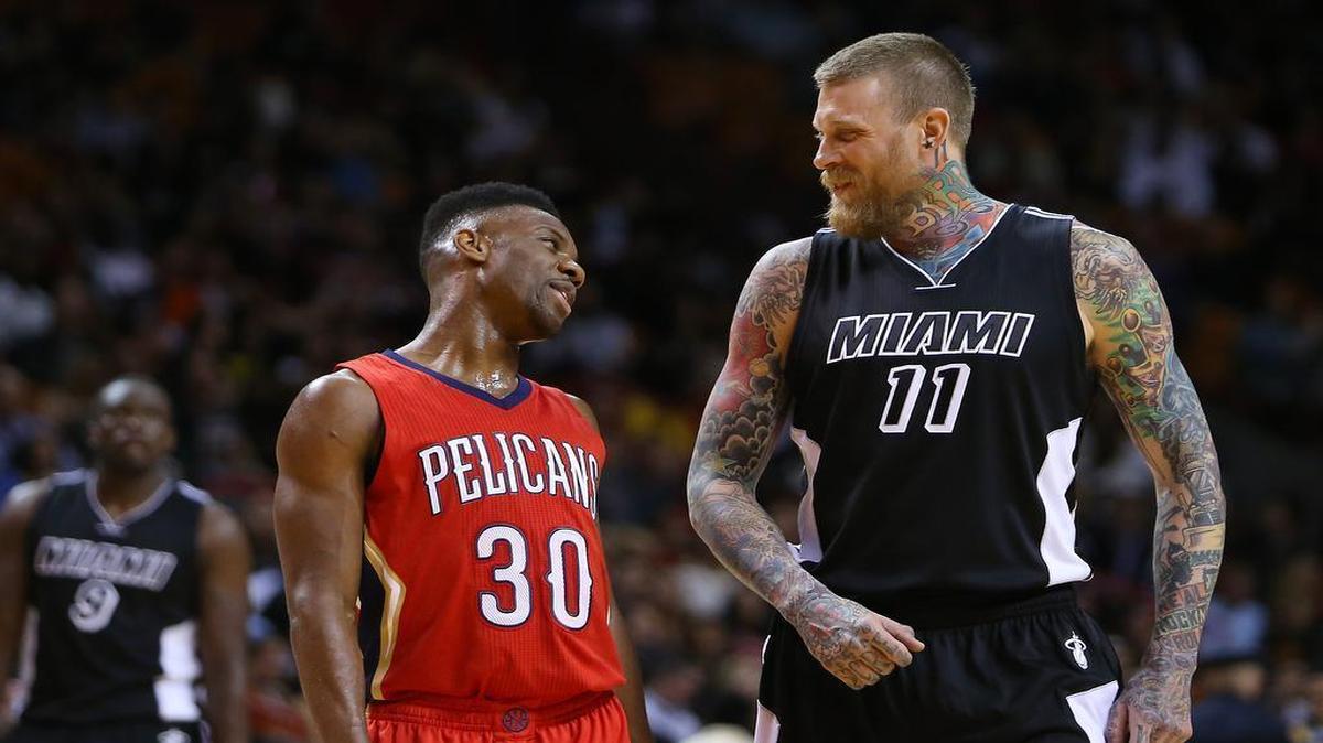 El centro del Heat Chris Andersen (der.) sonríe con Norris Cole, de los Pelicans, en un partido celebrado el 21 de febrero del 2015 en Miami.