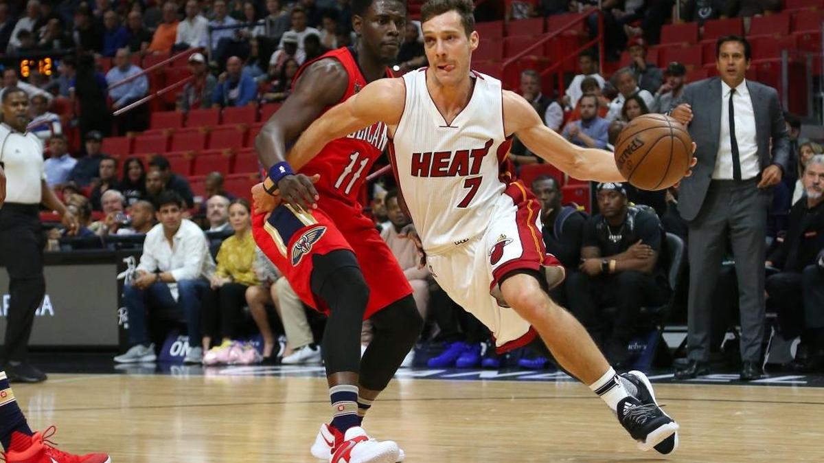 Goran Dragic, del Heat, lleva la bola frente a la marcación de Jrue Holiday, de los Pelicans, el miércoles último.