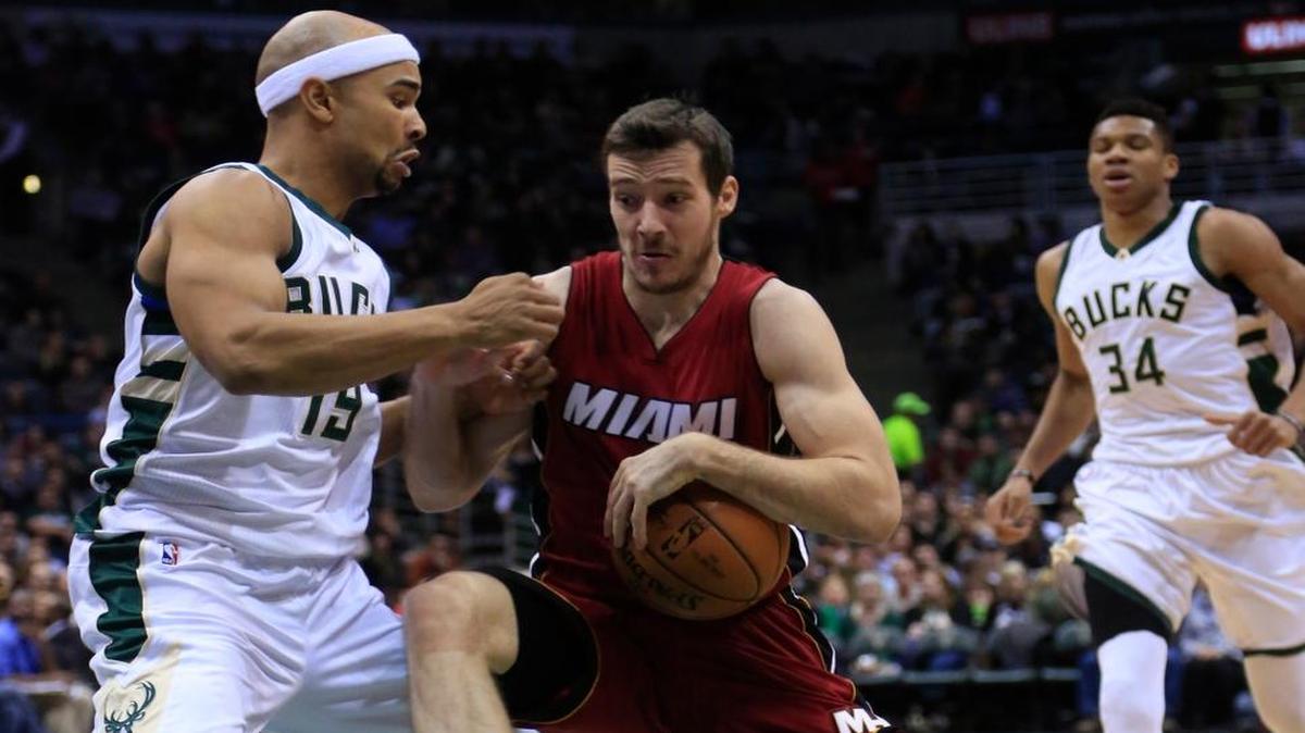 Goran Dragic (der.), del Heat, enfrentra a Jerryd Bayless, de los Bucks, el viernes 29 de enero del 2016, en Milwaukee.