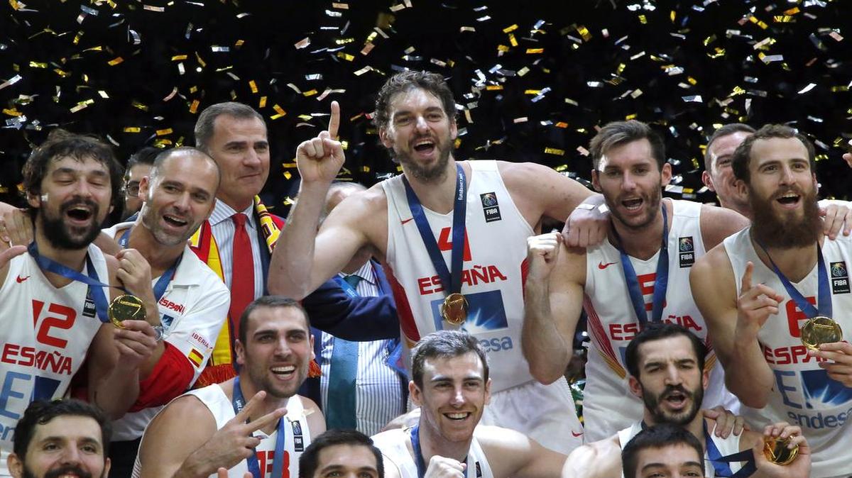 
Pau Gasol (centro) festeja con sus compañeros del equipo español el triunfo ante Lituania en la final del Eurobasquet, el 20 de septiembre del 2015.
