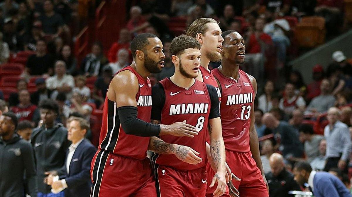 Los jugadores del Heat Wayne Ellington, Tyler Johnson, Kelly Olynyk y Bam Abedayo (de izq. a der.) se encaminan a recibir instrucciones luego de tomar el mando en el último cuarto ante el Magic, en el partido celebrado el 26 de diciembre de 2017 en Miami.
