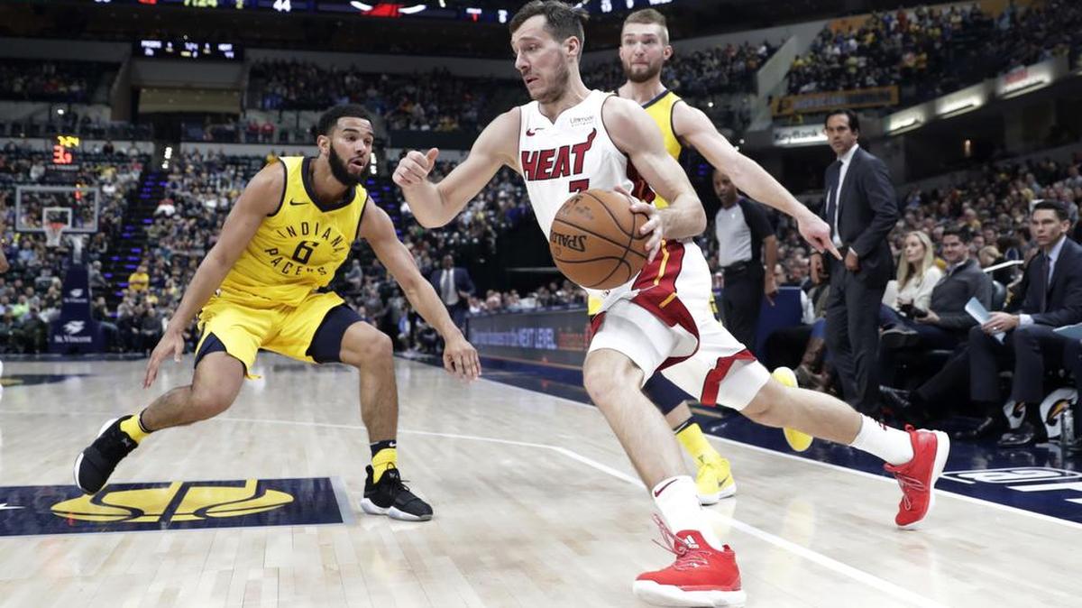 El armador del Heat Goran Dragic (7) conduce la pelota ante la marca de Domantas Sabonis y Cory Joseph (#6), de los Pacers, en el partido efectuado el 10 de enero de 2018 en Indianápolis.