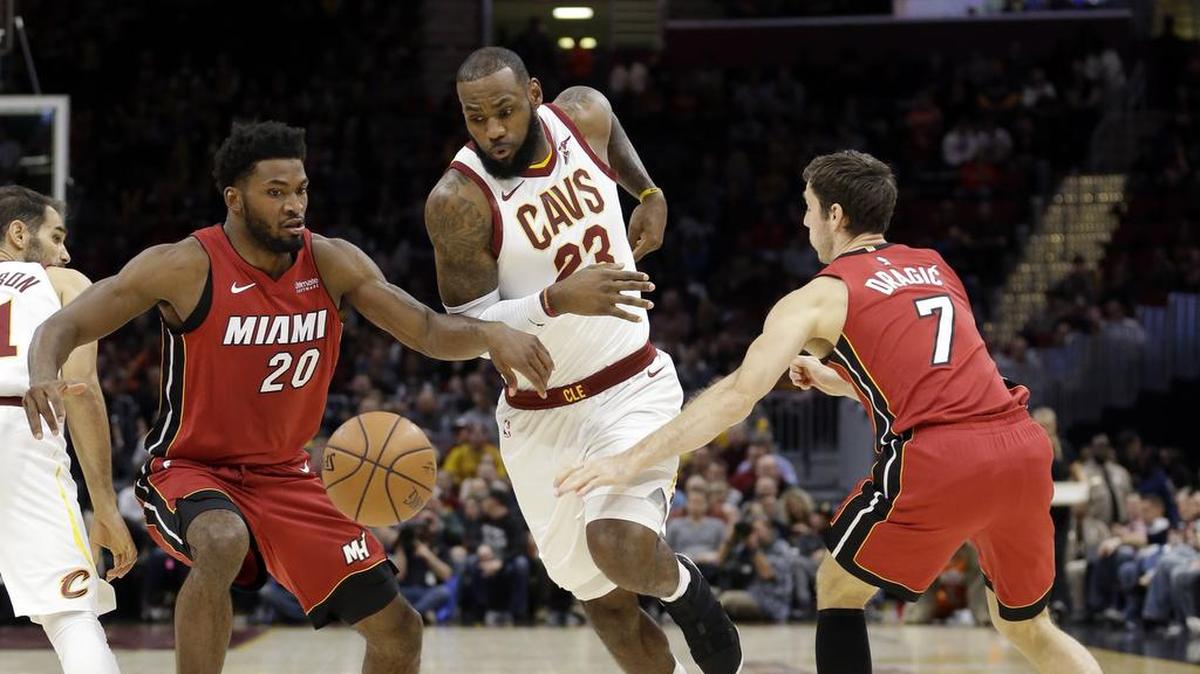 LeBron James (23) trata de pasar ante la marca los jugadores del Heat Justise Winslow (izq.) y Goran Dragic, en el partido celebrado el 28 de noviembre de 2017 en Cleveland.