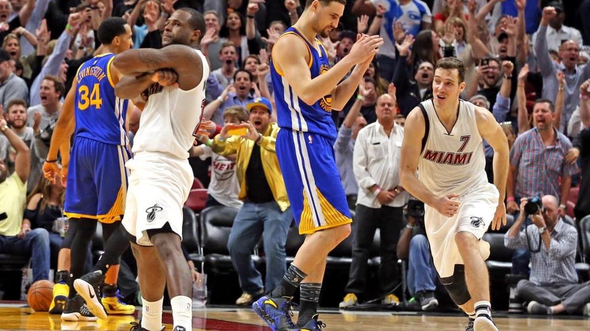 Dion Waiters (izq.) celebra junto con Goran Dragic (der.) y los aficionados la canasta del triunfo ante los Warriors el 23 de enero en el American Airlines Arena.