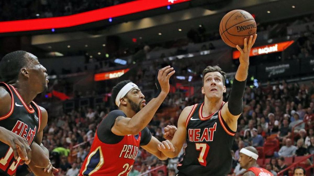 El armador del Heat Goran Dragic (7) tira al aro en el primer cuarto del partido ante los Pelicans el 23 de diciembre de 2017.
