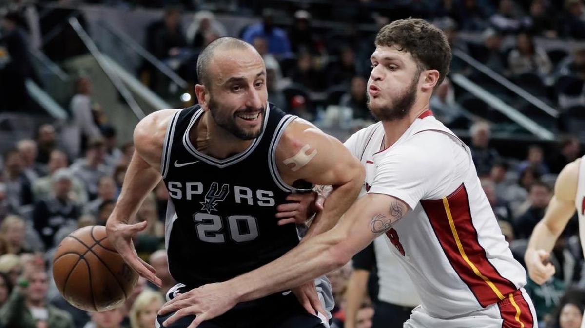El jugador del Heat Tyler Johnson (der.) trata de quitarle el balón a Manu Ginóbili, de los Spurs, el miércoles en San Antonio.