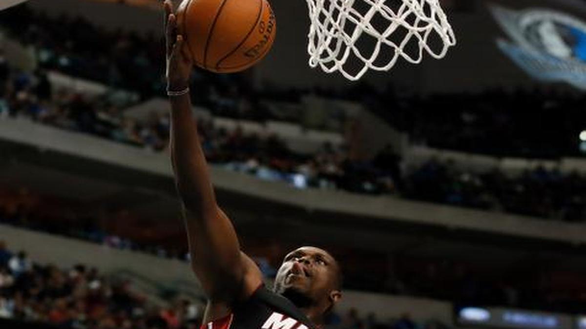 
Luol Deng anotó 30 puntos y llevó el peso de la ofensiva del Heat en el partido del domingo ante los Mavericks en Dallas.


