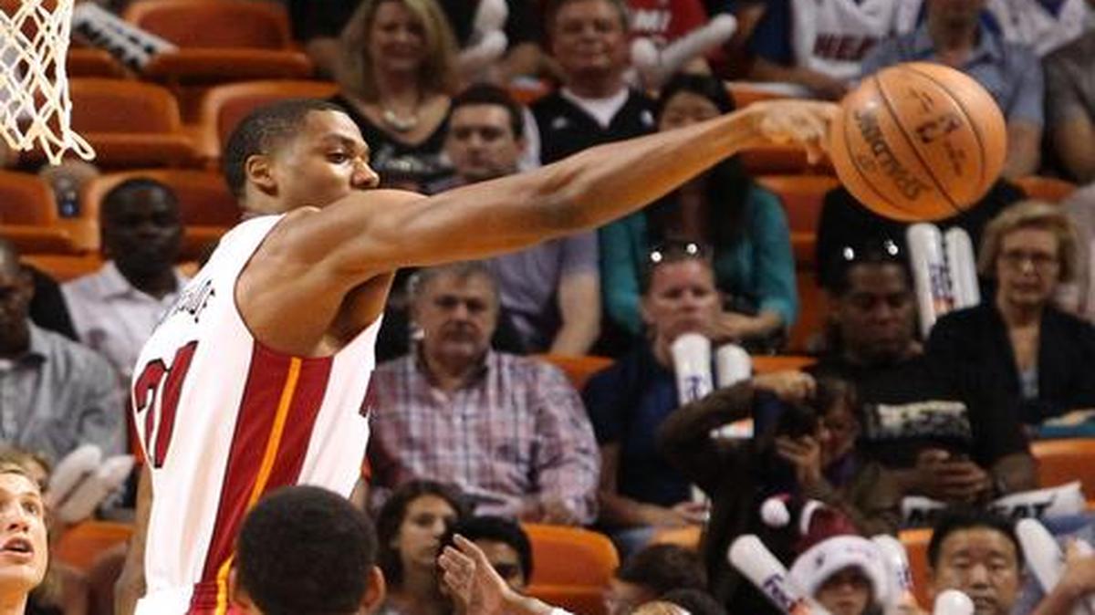 
EL JUGADOR del Heat de Miami Hassan Whiteside bloquea el tiro de Jarret Jack de los Nets de Brooklyn en la victoria del domingo en la Arena American Airlines.
