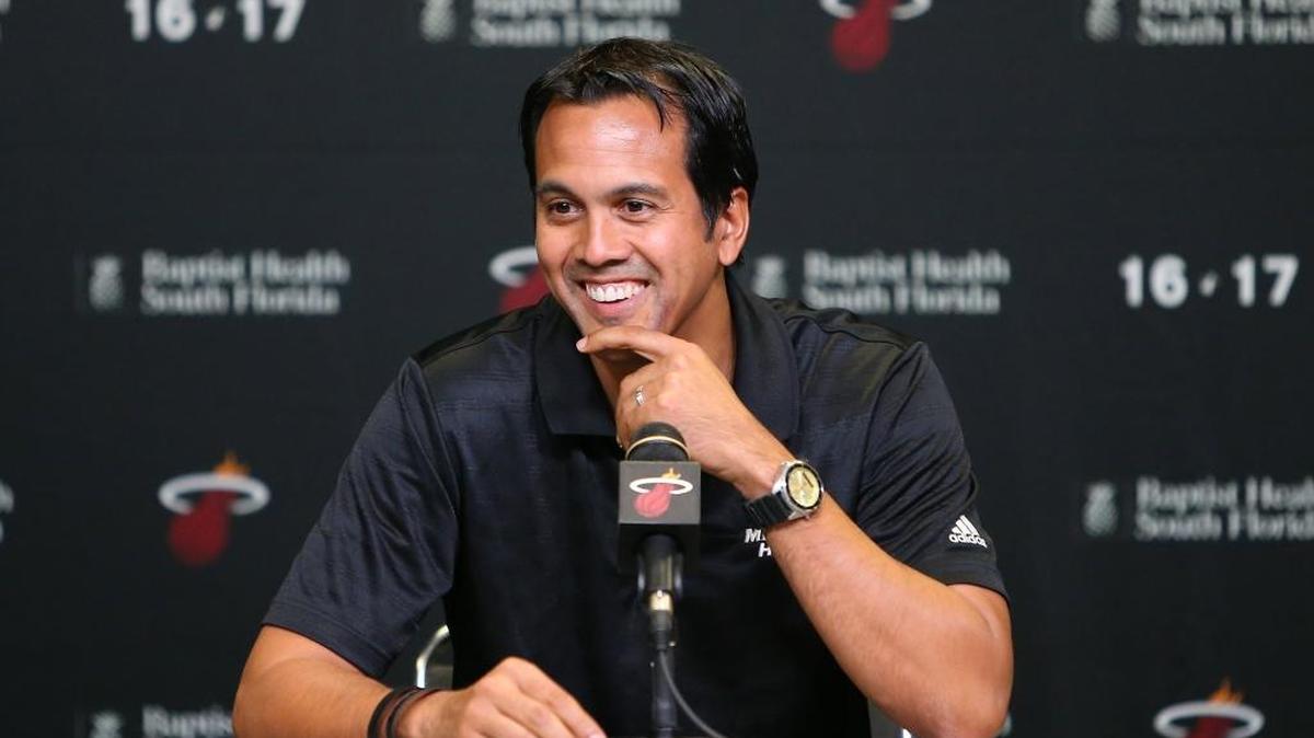 El entrenador del Heat Erik Spoelstra habla con los medios el Día de la Prensa en el American Airlines Arena de Miami.