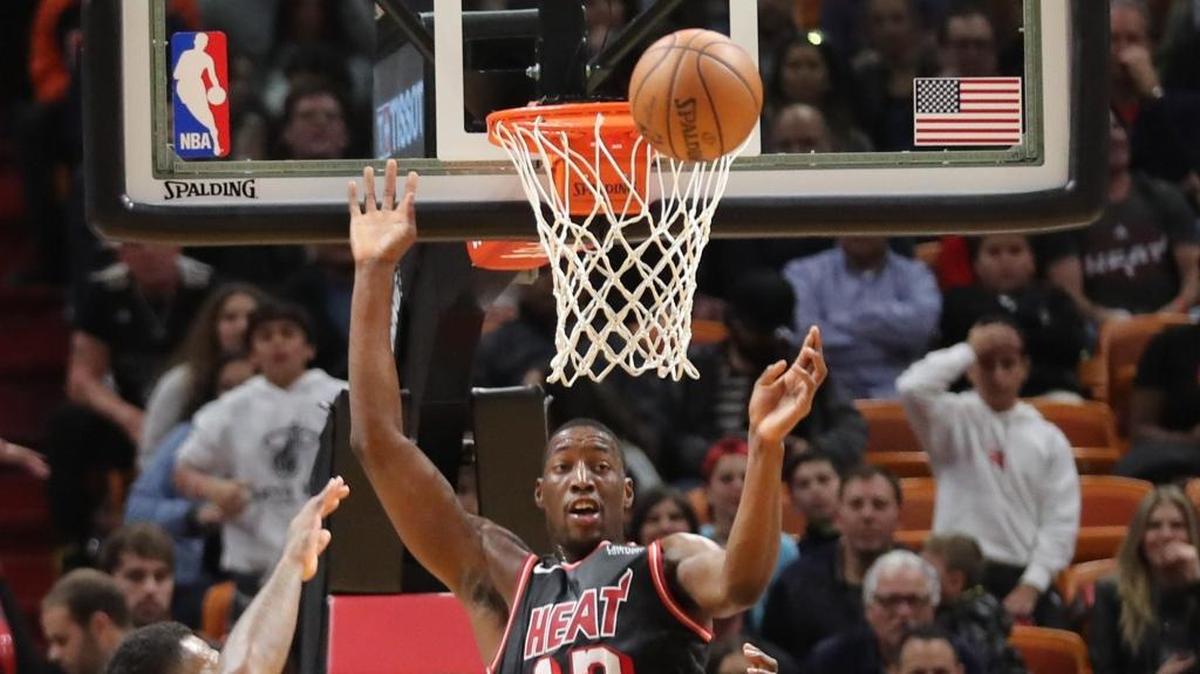 El jugador del Heat Bam Adebayo trata de atrapar un rebote ante Portland, el miércoles en Miami.