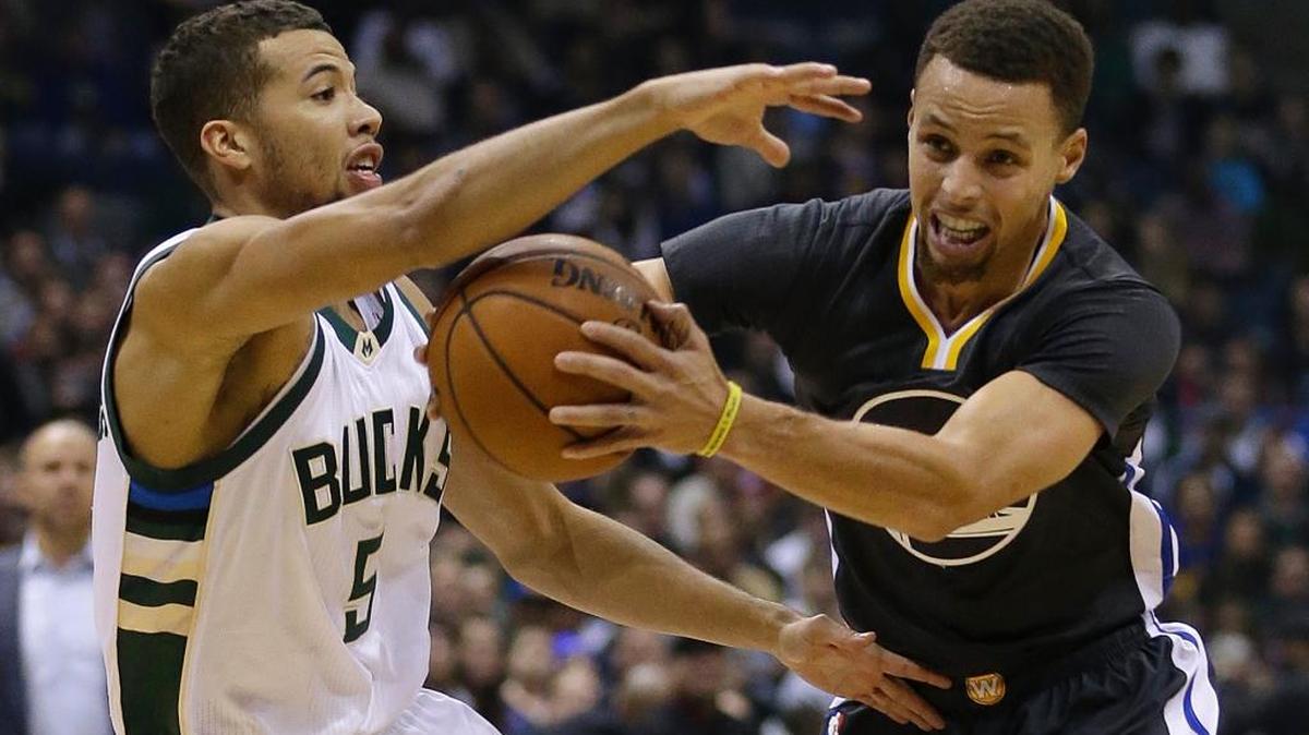 El as de los Golden State Warriors Stephen Curry (der.) enfrenta a Michael Carter-Williams, de los Milwaukee Bucks, la noche del sábado 12 de diciembre del 2015, en Milwaukee.