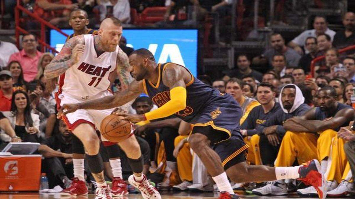 
El jugador del Heat Chris Andersen (izq.) marca a LeBron James, en el partido contra los Cavaliers, el lunes 16 de marzo del 2015 en Miami.



