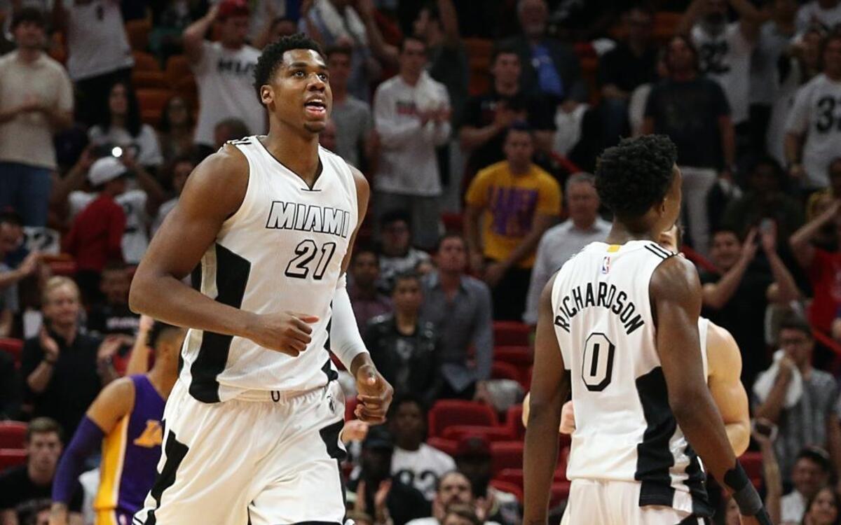 HASSAN WHITESIDE reacciona tras anotar una canasta el 22 de diciembre en Miami.