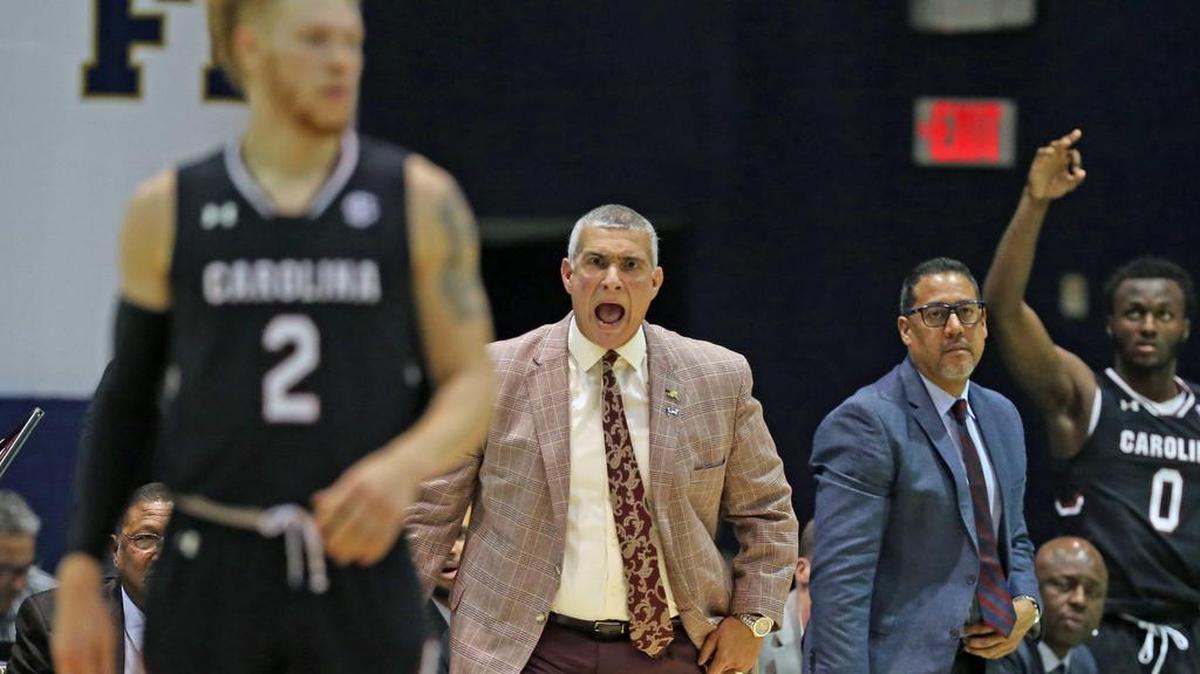 El técnico de los Gamecocks de Carolina del Sur Frank Martin alienta a sus jugadores en el primer periodo del partido contra los Panthers de FIU, el lunes en Miami.