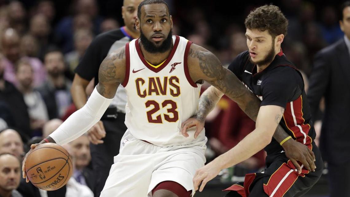 Tyler Johnson, del Heat, marca al jugador de los Cavliers LeBron James el pasado 31 de enero. Ambos pudieran tener un verano muy movido y hasta intercambiar equipos.