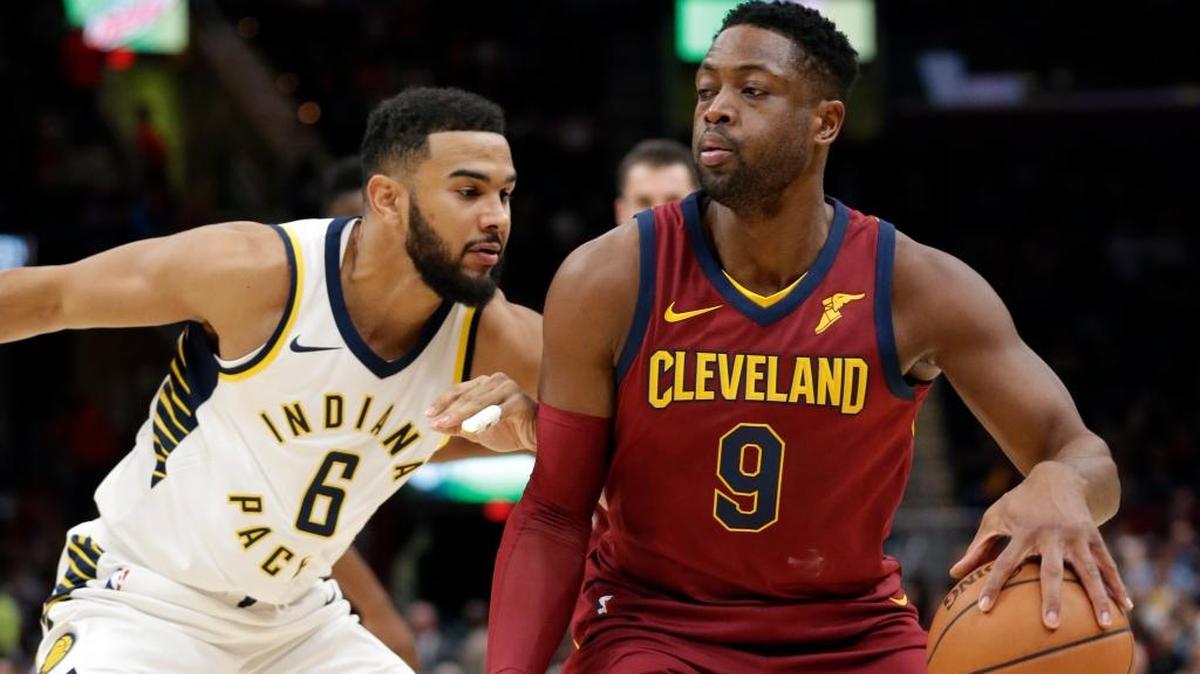 Dwyane Wade (9), de los Cavaliers, domina la bola ante la marcación de Cory Joseph (6), de los Pacers, en la primera mitad del partido disputado el miárcoles pasado, en Cleveland.