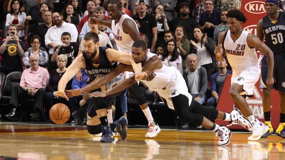 Chris Bosh (der.), del Heat, lucha por una bola perdida con Marc Gasol, de los Grizzlies, el domingo 13 de diciembre del 2015 en el AmericanAirlines Arena.