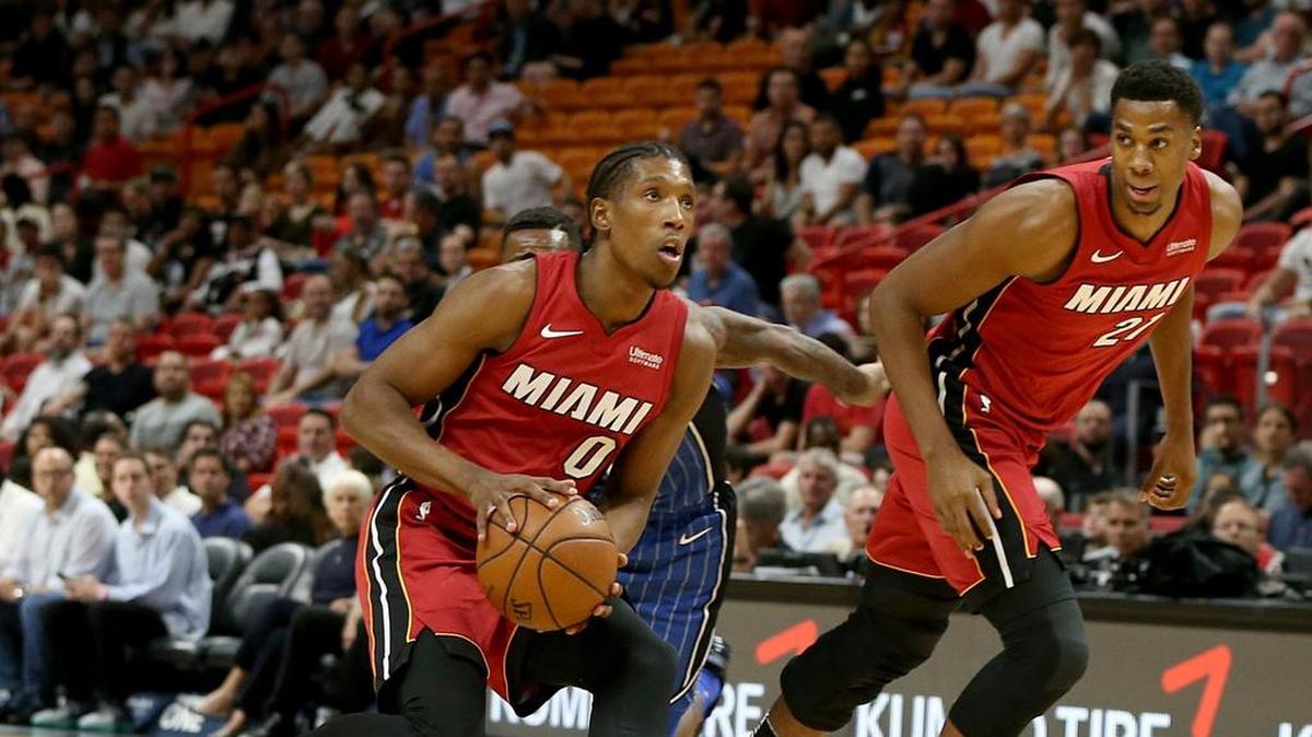 El centro del Heat Hassan Whiteside (der.) corre al lado del escolta Josh Richardson en el primer cuarto del partido ante el Magic, el 26 de diciembre de 2017 en Miami.