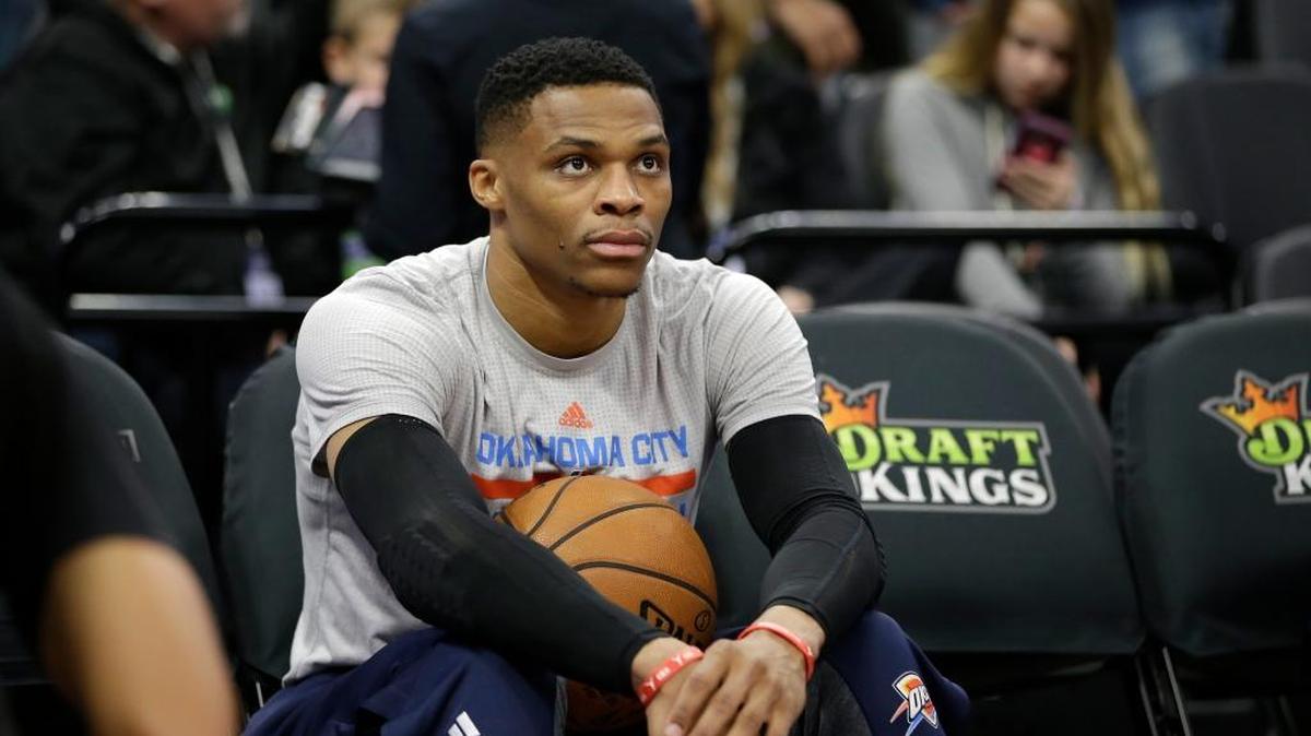 La estrela del Thunder Russell Westbrook observa antes el juego ante los Kings, el 15 de enero en Sacramento.