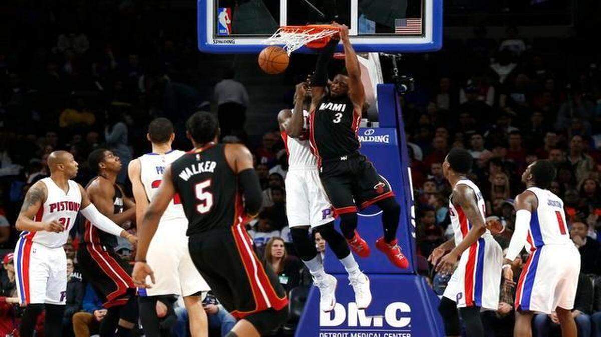 
Dwyane Wade (#3) anotó 24 puntos para encabezar la ofensiva del Heat, que no pudo preservar una ventaja de 15 unidades y cedió el sábado ante los Pistons.
