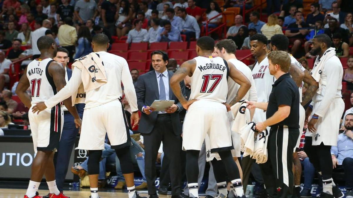 El entrenador del Heat Erik Spoelstra imparte instrucciones a sus jugadores en el encuentro ante los Rockets el 17 de enero en el American Airlines Arena en Miami.