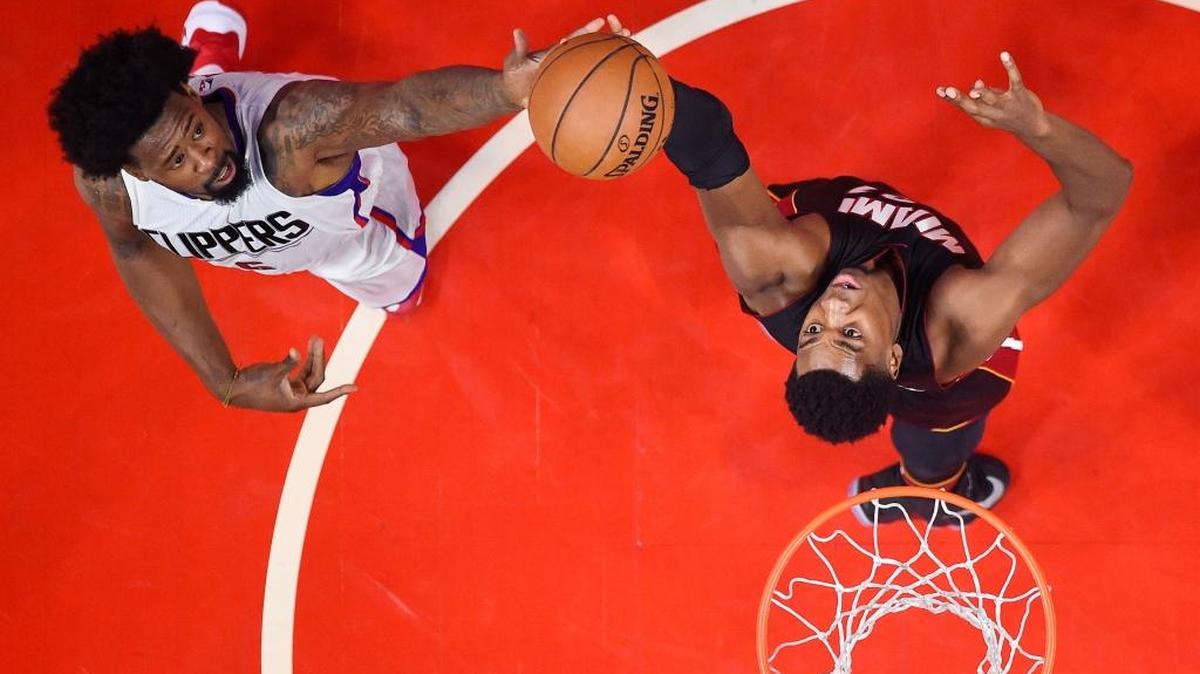 HASSAN WHITESIDE y DeAndre Jordan (i) lucha por la pelota en el choque del domingo 8 de enero.