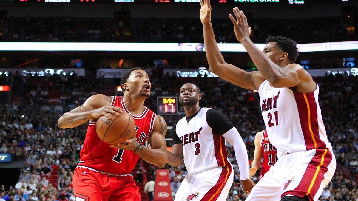 Derrick Rose (izq.) entra al aro por los Bulls ante la marca de Hassan Whiteside (der.) y Dwyane Wade, del Heat, en un partido de la NBA celebrado el 1ro de marzo del 2016.