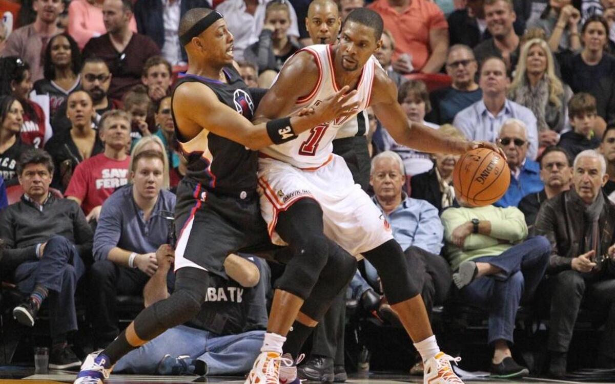 Chris Bosh, del Heat, resiste la embestida de Paul Pierce, de los Clippers, en domingo 7 de febrero del 2016 en el AmericanAirlines Arena.