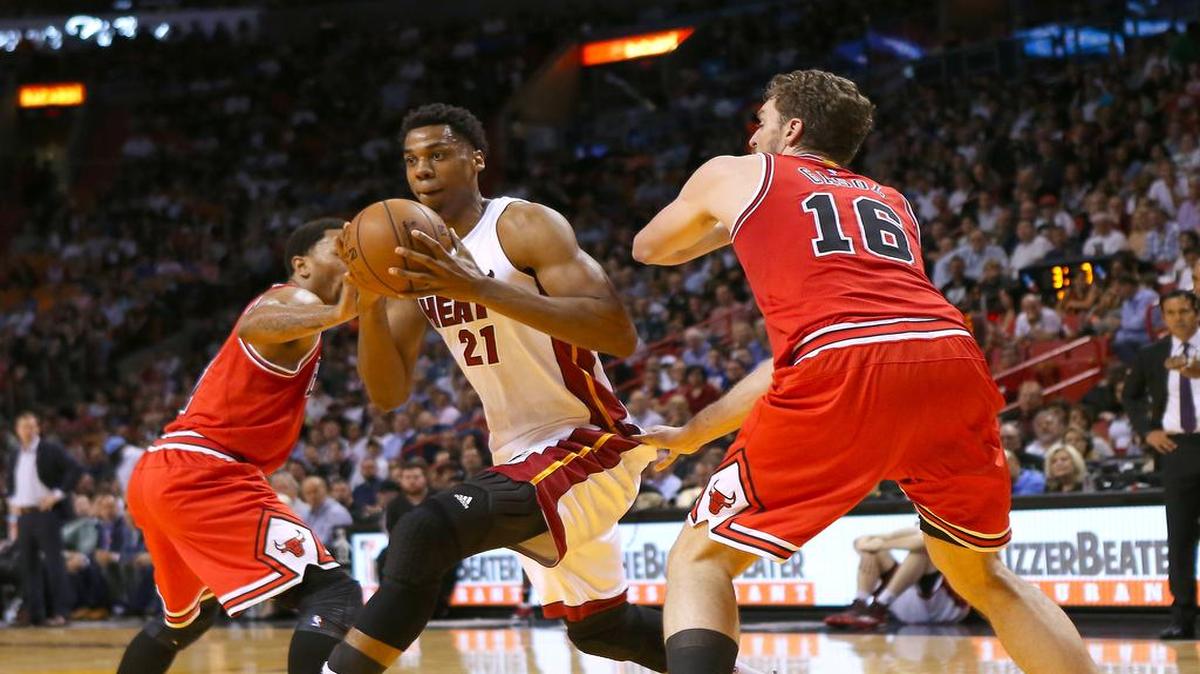 Hassan Whiteside (centro) trata de burlar la marca de Pau Gasol (der.) y Derrick Rose , de los Bulls de Chicago en el partido del martes 1ro de febrero del 2016 en Miami.