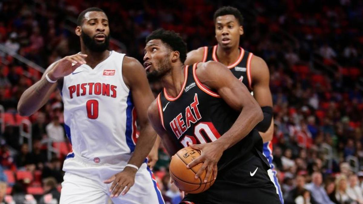 El jugador del Heat Justise Winslow  entra al aro ante la marca de Andre Drummond, de los Pistons, en el partido efectuado el 12 de noviembre del 2017 en Detroit. 