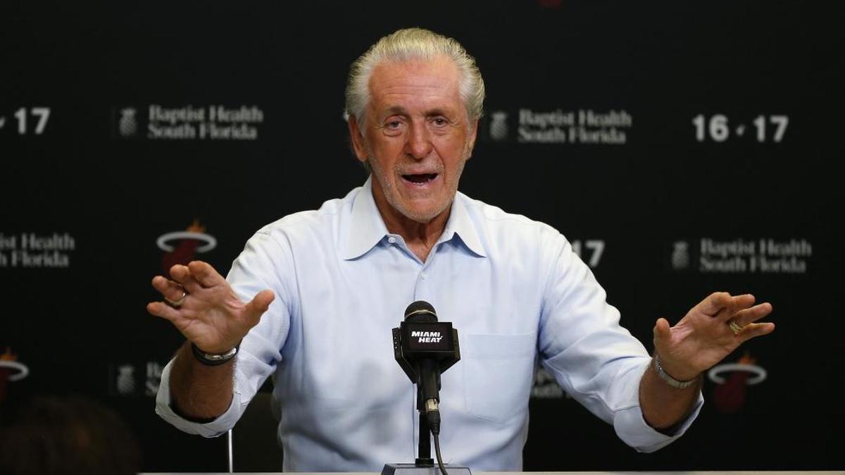 El presidente del Heat Pat Riley habla a los medios durante la conferencia de prensa de este miércoles en el American Airlines Arena de Miami.
