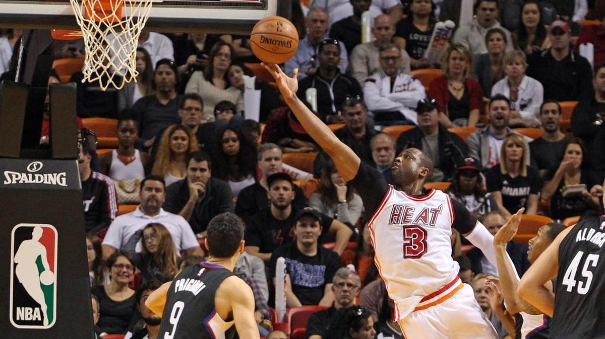 Dwyane Wade, del Heat, busca anotar contra los L.A. Clippers, el domingo 7 de febrero del 2016 en el AmericanAirlines Arena.