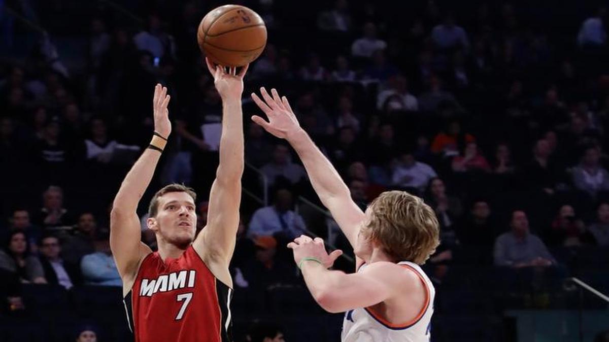 El armador del Heat Goran Dragic dispara al aro ante la marca de Ron Baker, de los Knicks, el 29 de marzo del 2017 en Nueva York.