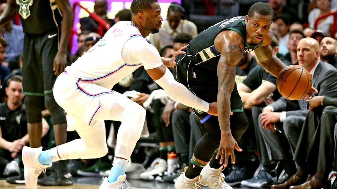 Dwyane Wade, del Heat, marca a presión a Eric Bledsoe, de los Bucks, este viernes 9 de febrero en el American Airlines Arena.