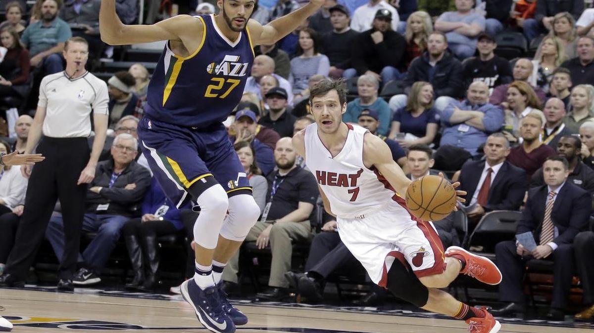 Goran Dragic (7), quien fue el mejor del Heat con 27 puntos, pasa por delante del centro del Jazz Rudy Gobert, este jueves en Utah.