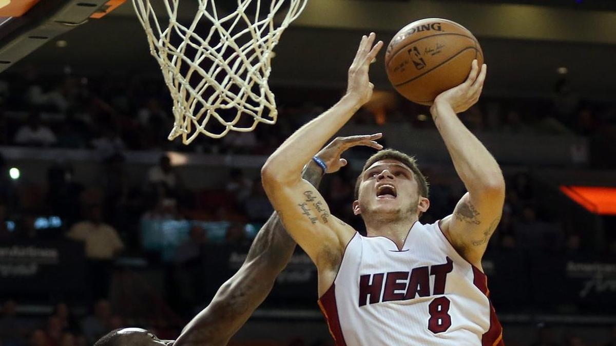 Tyler Johnson, del Heat, se dispone a lanzar marcado por JaKarr Sampson (9), del los 76ers, en el AmericanAirlines Arena en Miami el 21 de noviembre del 2015.