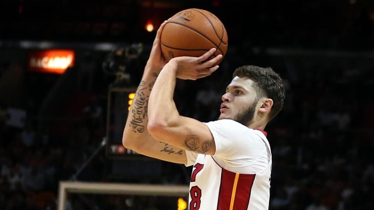 El defensa del Heat Tyler Johnson lanza un triple en el partido contra los Spurs el 25 de octubre en el American Airlines Arena.