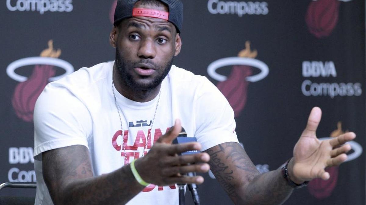 LeBron James, habla a los medios en el American Airlines Arena el 17 de junio del 2014, poco antes de dejar de ser miembro del Heat de Miami.
