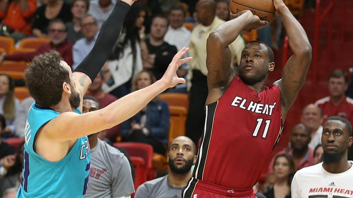 Dion Waiters tira al aro por el Heat ante la marca de Marco Belinelli, de los Hornets, en el partido celebrado el 8 de marzo del 2017 en Miami.