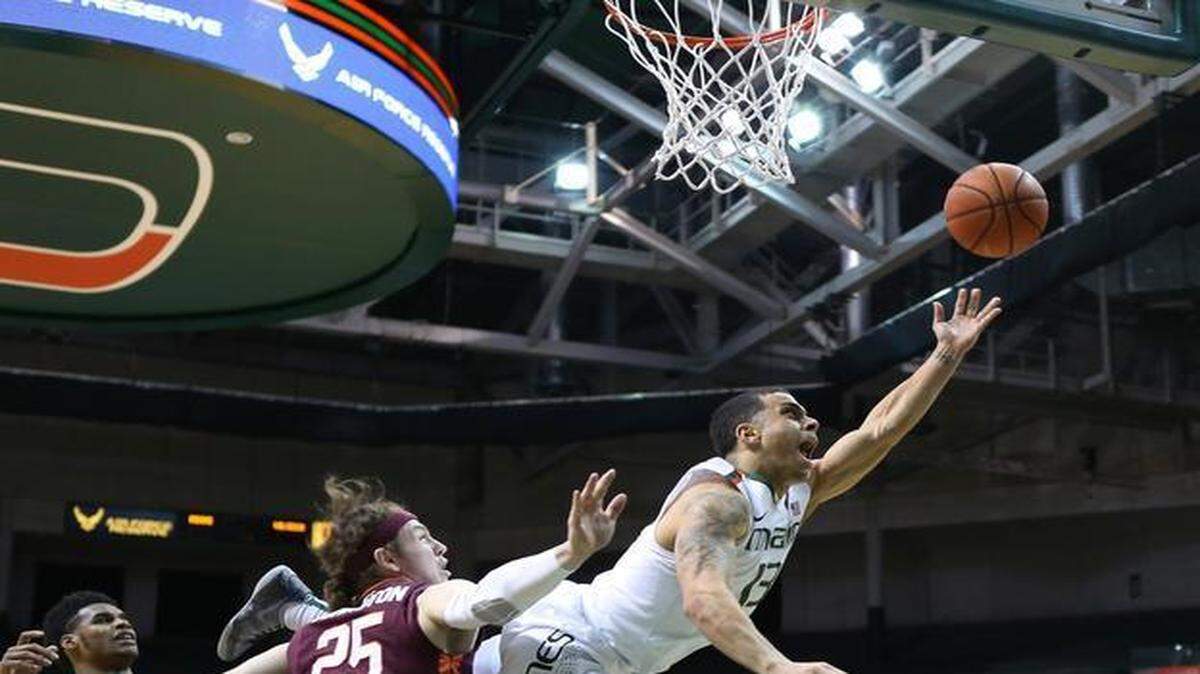 
El escolta de los Huracanes Angel Rodríguez vuela en su recorrido al aro ante la defensa de tres jugadores de Virginia Tech, en el encuentro efectuado el miércoles 18 de febrero, en Miami.


