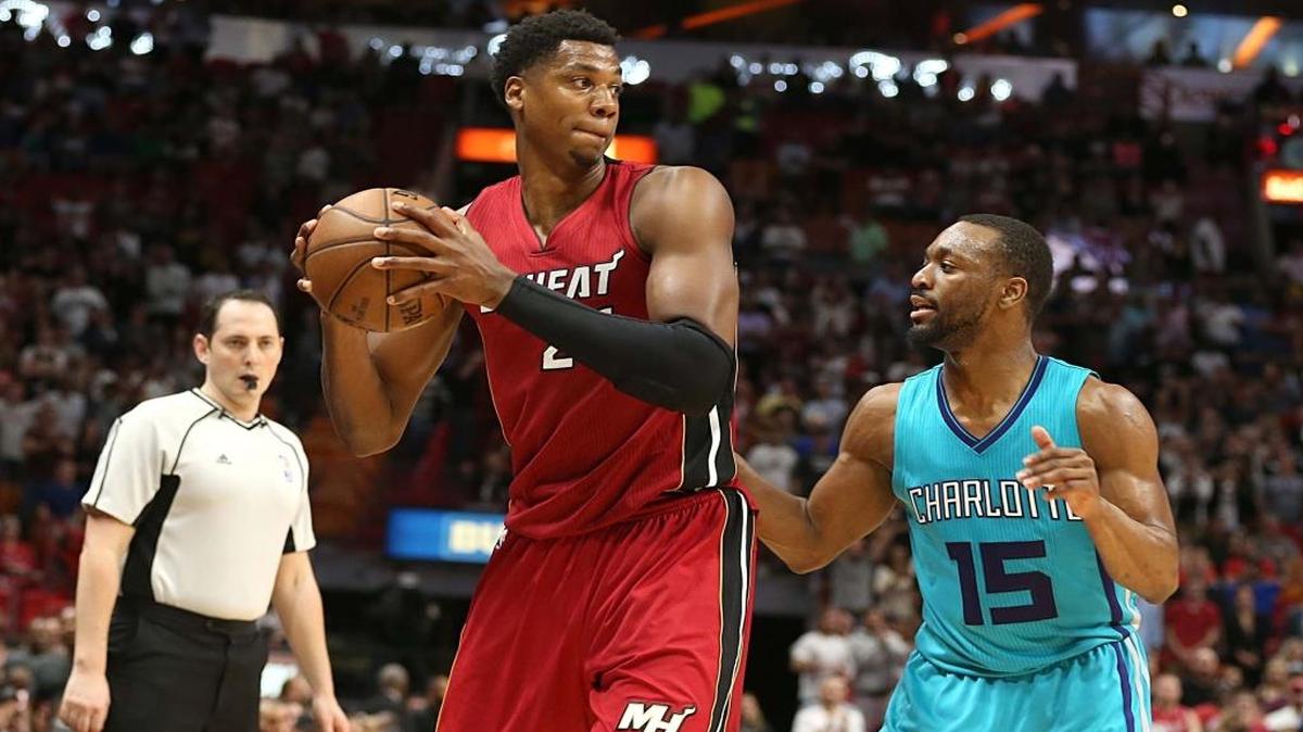 Hassan Whiteside, el Heat, enfrenta a Kemba Walker, de los Hornets, el miércoles pasado en el AAA en Miami.