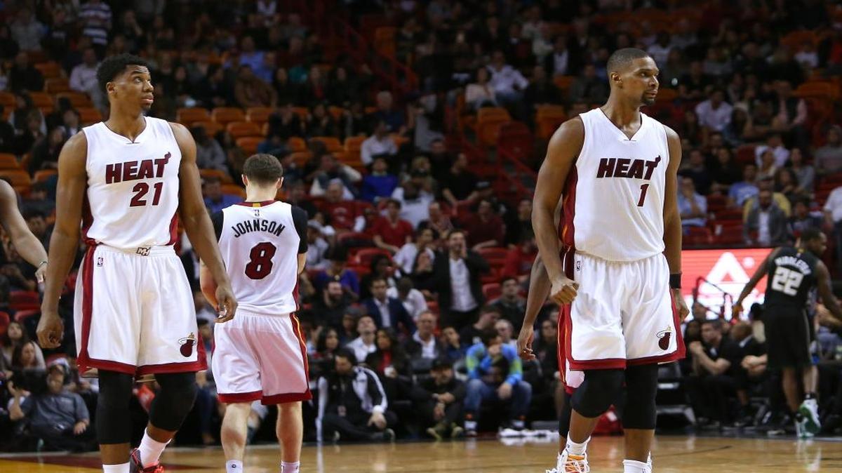 Chris Bosh (der.) camina junto a la otra torre gemela del Heat, Hassan Whiteside (izq.), en un juego ante los Bucks el 19 de enero en el American Airlines Arena.