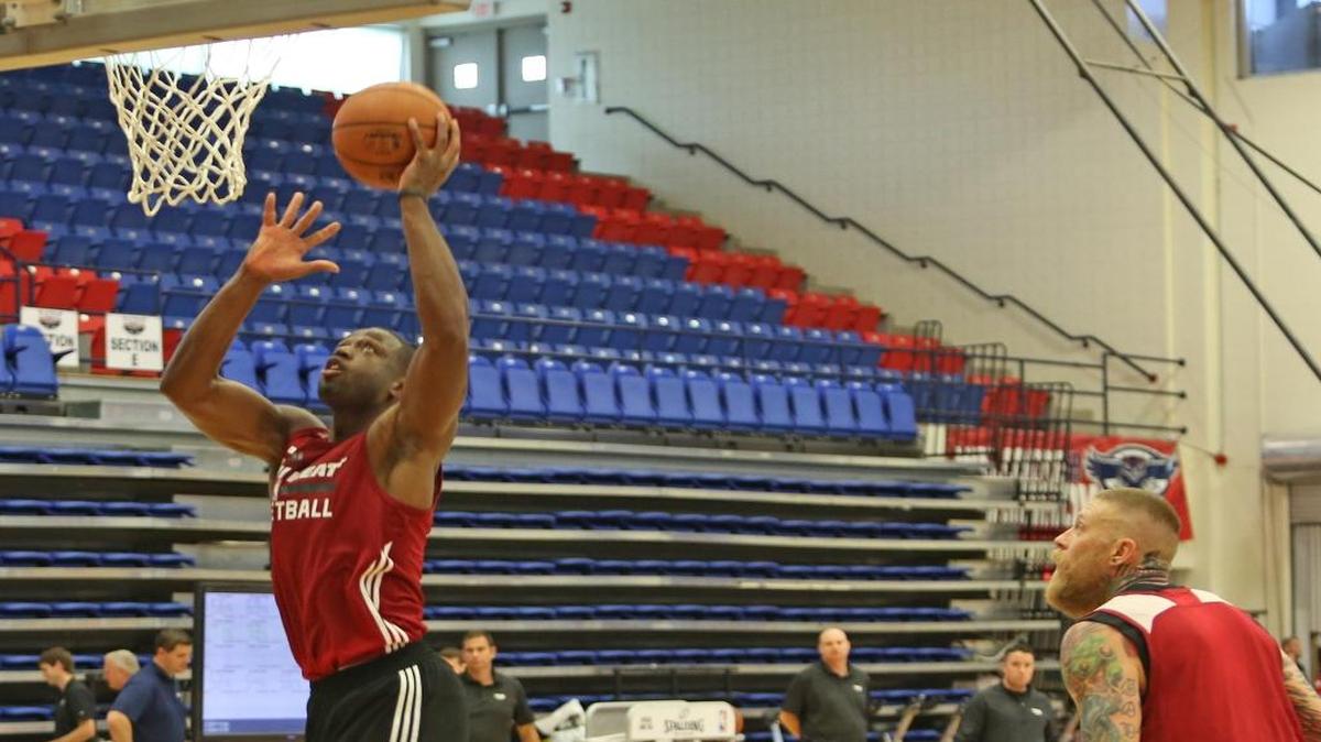 
Dwyane Wade intenta la canasta en el primer día de la pretemporada del Heat en Boca Raton.
