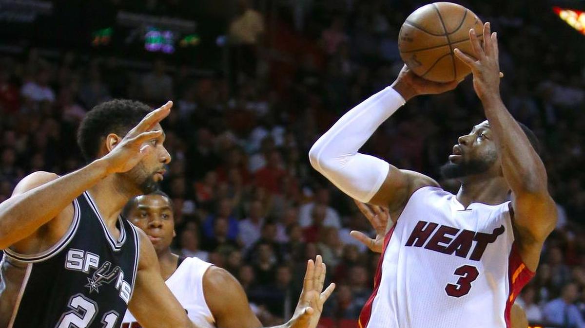 
Dwyane Wade dispara en un juego el 31 de marzo del 2015.
