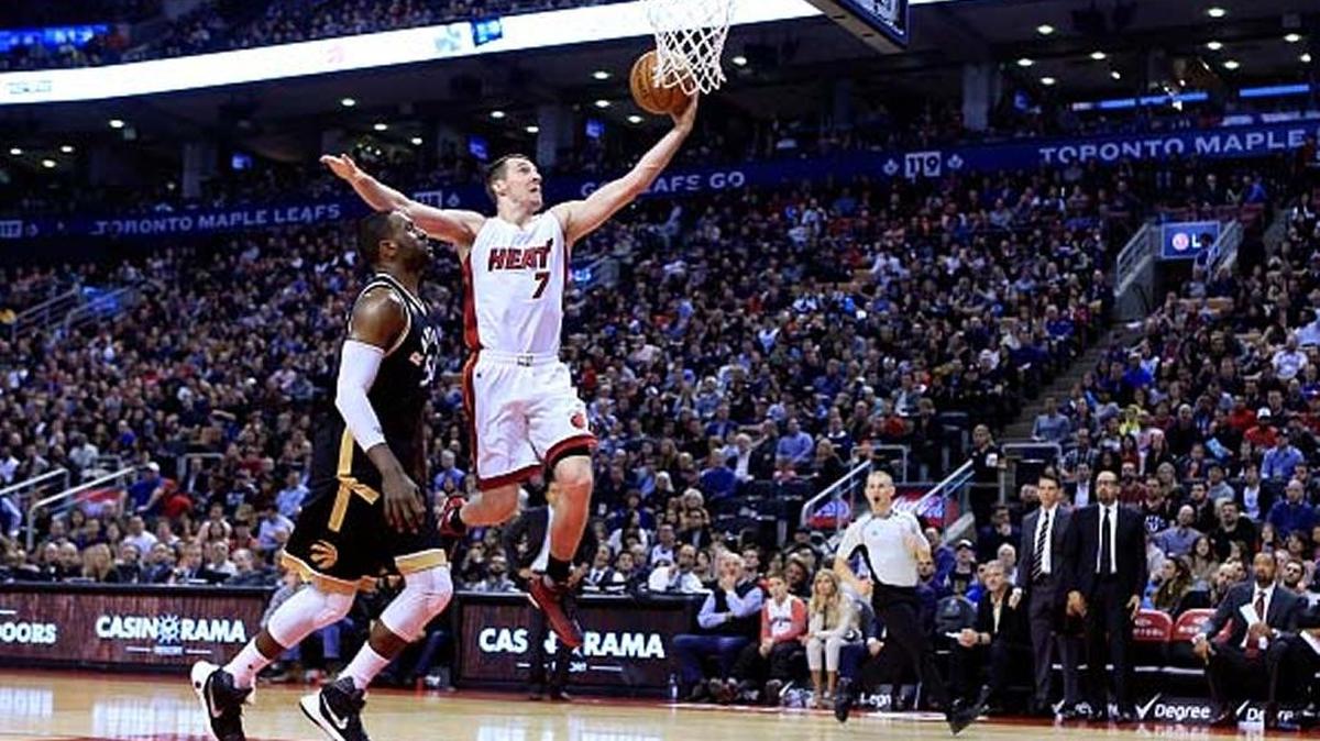 Goran Tragic (7), del Heat, lanza sobre Patrick Patterson, de los Raptors, la noche del sábado.