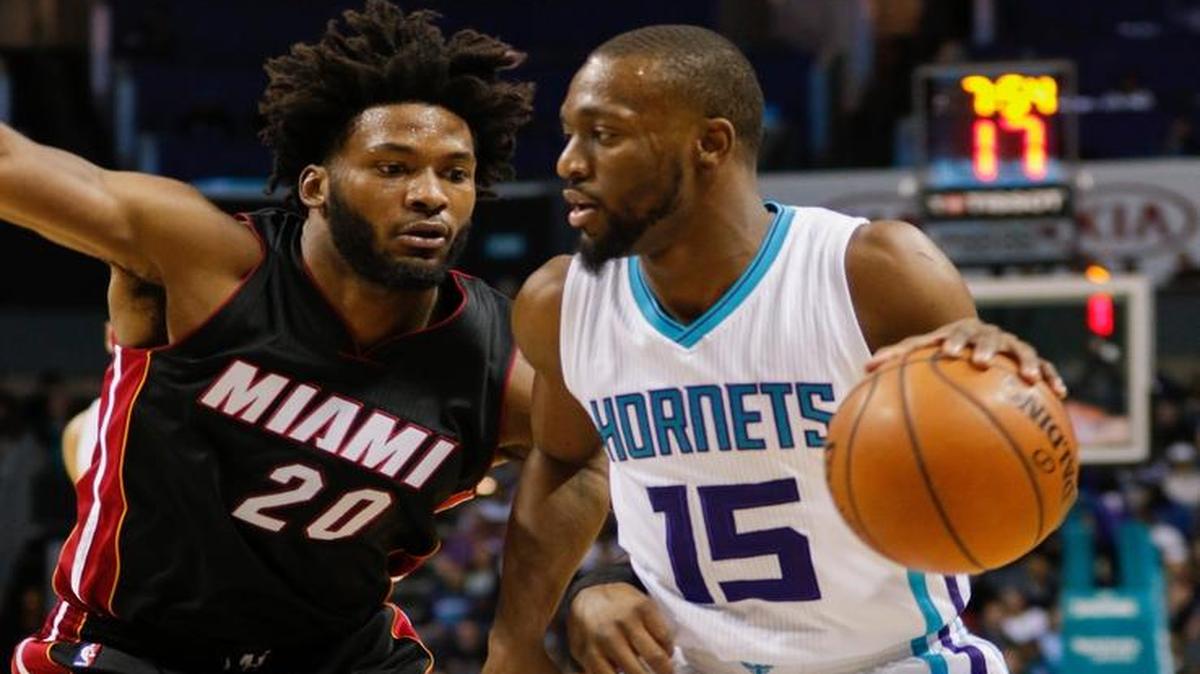 La cara y la cruz la simbolizan el armador de los Hornets Kemba Walker (der.) con sus 22 puntos y el delantero del Heat Justise Winslow con solo uno en el juego del jueves en Charlotte.