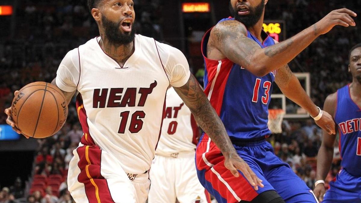 El delantero James Johnson (izq), quien fue el mejor del Heat con 20 puntos, supera la marca Marcus Morris, de los Pistons, este domingo 1 de enero del 2017, American Airlines Arena.